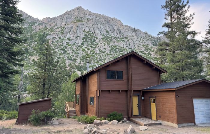 Tranquil 3-bedroom Cabin on Carson River in Markleeville