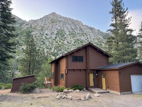 Tranquil 3-bedroom Cabin on Carson River in Markleeville