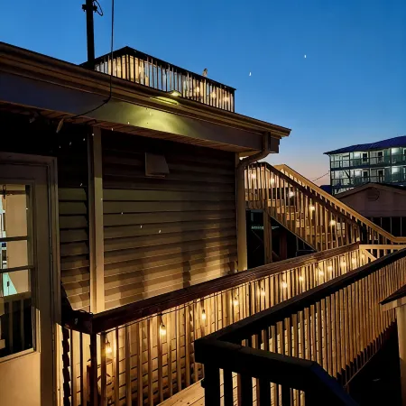 Ocean View-Pet Friendly- 1min walk to beach-sleeps 6