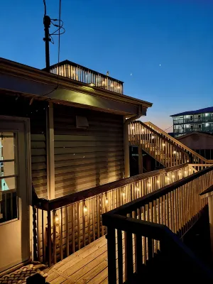 Ocean View-Pet Friendly- 1min walk to beach-sleeps 6