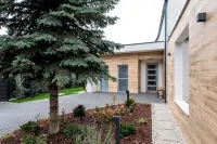 4-bedroom house in marvelous Balatonakarattya with pool, jacuzzi and sauna. - 4 星級