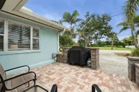 Updated Beach House.  Walk to Beach, Shop, Waterfront Dining 2 Bed 1 Bath - WiFi
