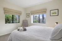 Quarry Hill Lookout ..... scenic views, luxurious amenities, relaxing atmosphere