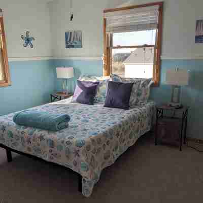 Charming 2-bedroom cottage near ocean in Buxton with AC, WiFi, Pets OK Rooms
