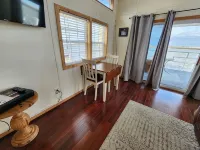 Rebel's Rest - A Romantic Getaway HouseboatNew Water Filtration System - Wifi