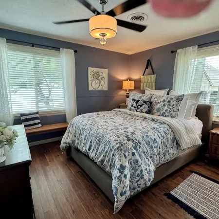 "Sunrise Cottage" Beautiful Lakefront Panoramic View W/ Hot Tub and Boat Dock