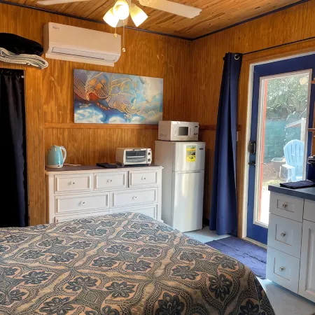Studio, Private Entrance, fenced in quiet corner, pets ok, large Parking area