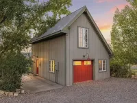 Charming farmhouse in Historic Spring City with AC, WiFi, and full kitchen.