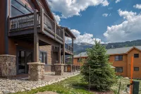 Modern ski house with gourmet kitchen, ski views, hot tub/pool, steps to gondola