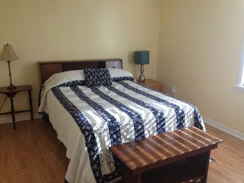 Experience the charm of a lakefront cottage, perfect for year-round enjoyment!