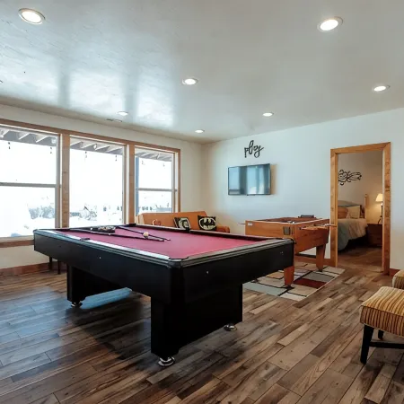 10Bedroom 6 bath Lakeview Retreat with Year-Round Hot Tub & Unique Entertainment
