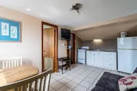 Cozy Coastal Hideout w/ Free Parking, BBQ and Outdoor Shower - Apartments