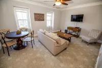 Charming Downtown 3rd Floor 1 Bedroom Apt - Apartments