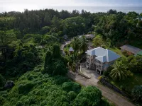 Peace in Paradise with mountain views and 5 minutes walk to the beach Hotel a Au Cap