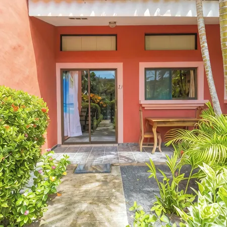 Las Palmas Oasis: One Bedroom w/ Loft, NEW Kitchen!
