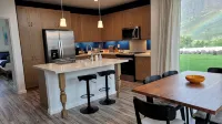 New home. Stunning ocean and mountain views. 5 Minutes from the beach - Wifi