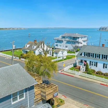 Edgewater Retreat - 3Bed/2Bath Condo w/ Deck Overlooking the Bay & Parking
