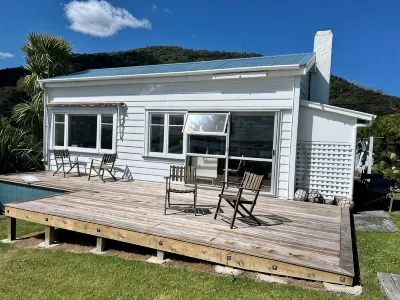 Classic Kiwi Bach In Blissful Urquhart Bay - Relax and Recharge โรงแรมใน