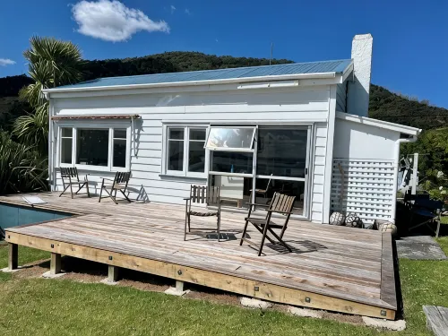 Classic Kiwi Bach In Blissful Urquhart Bay - Relax and Recharge - salle de sport