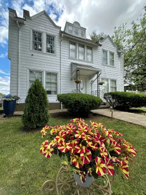 Perfect for family/corporate, Strategic location, 2mi Yale, 2.8 mi Airport,