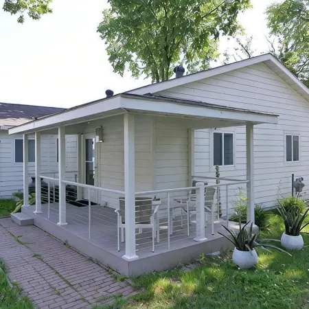 Stylish 4-bedroom cabin with AC, WiFi & boat rental available!