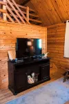 2 Lakeside : Charming 2-bedroom cabin with AC, WiFi in welcoming Solgohachia