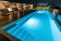 Cozy studio apartment near beach with roof top pool, AC, WiFi - Homestays