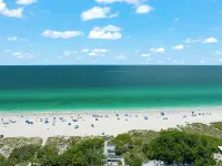 Beautiful Nokomis Beach Cottage. Walk to Beach w/Tranquil & Private Patio