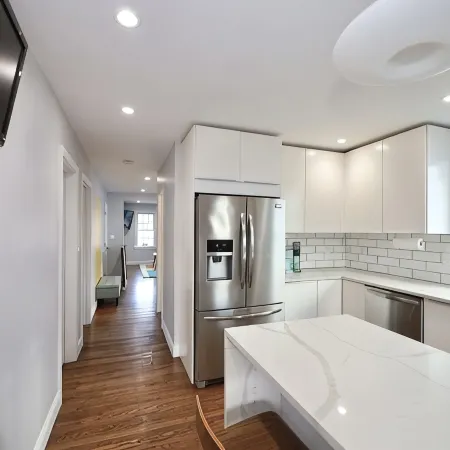 Luke House, Sleeps 14, Weddings, 2 Kitchens, Parking, Close to Airport & Boston