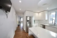 Luke House, Sleeps 14, Weddings, 2 Kitchens, Parking, Close to Airport & Boston