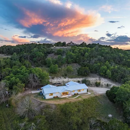 NEW! Hot Tub Fire Pit Luxe w AMAZING views! 10 acres less than 4 Mins from Main!