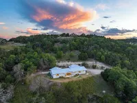 NEW! Hot Tub Fire Pit Luxe w AMAZING views! 10 acres less than 4 Mins from Main! - 5-Star