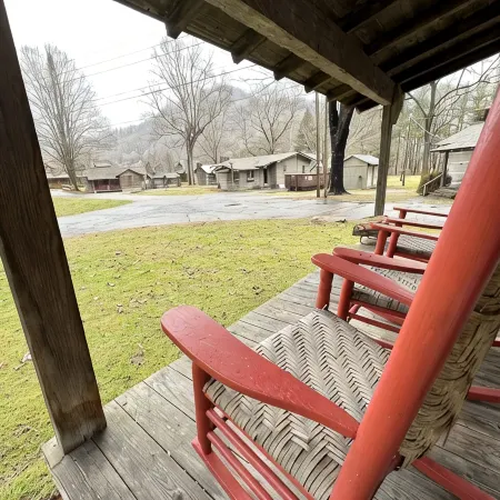 Cabin 10 - Cozy ski retreat in Cabin 10 at Pioneer Village, Maggie Valley NC