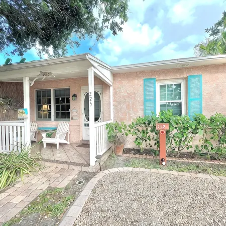 Coastal Cottage 225 - Walk to Beach, King Bed