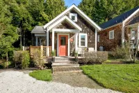 Seabrook Cabin- Private Hot Tub, Indoor & Outdoor Fires, 10 Min. Walk to Town - 4-Star