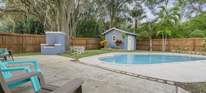 ENTIRE Home, POOL, LANAI/PORCH, Private BAR, MINUTES to Beach, FULLY STOCKED!! Hotels in Largo