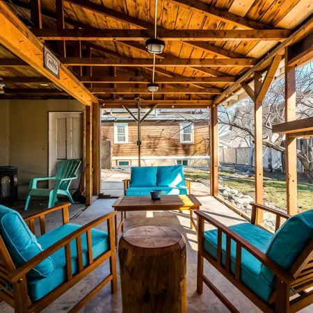 Walk to historic downtown, cozy, pets welcome!