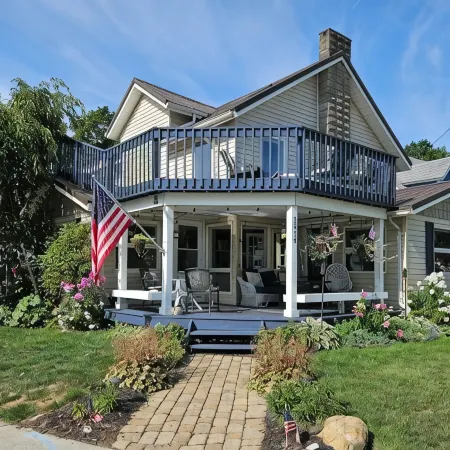 Front Porch & Balcony overlooking Park/Lake Erie! Cedar Point, Fishing & Beach!
