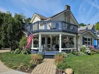 Front Porch & Balcony overlooking Park/Lake Erie! Cedar Point, Fishing & Beach! - Wifi