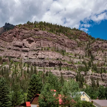 Walk to Downtown! 2-bedroom with mountain views