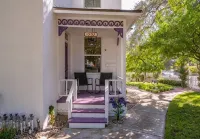 Modern Victorian! Walk Downtown W/Firepit - 방갈로
