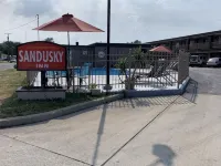 Sandusky Inn - parking