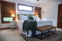 New! The Sanctuary House w/mountain view sleeps 14 - Boutique