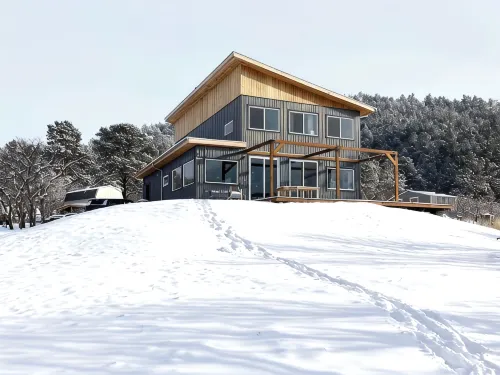 Amazing Views, Peaceful Nature, Close to I25, entire home on Land with Hot Tub,
