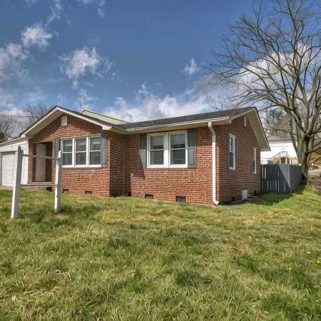 Lovely Brick Cottage in Downtown Blue Ridge