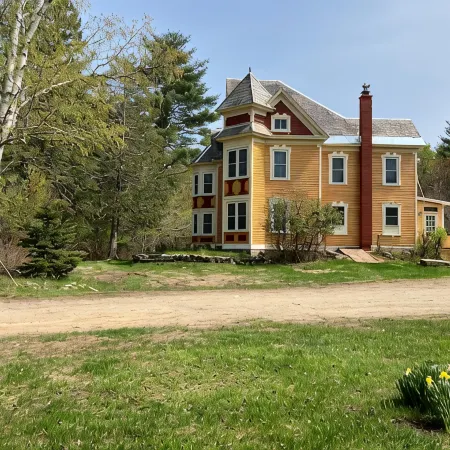 GORGEOUS FAMILY FRIENDLY VICTORIAN WITH ALL NATURAL CEDAR HOT TUB NEAR GORE MT