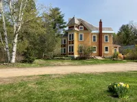 GORGEOUS FAMILY FRIENDLY VICTORIAN WITH ALL NATURAL CEDAR HOT TUB NEAR GORE MT