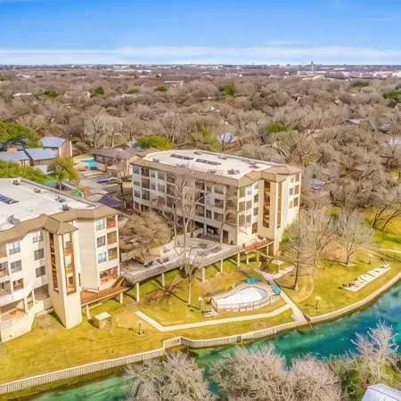 Updated Single Story Comal River Condo with Pool-Walk to Downtown NB