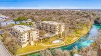 Updated Single Story Comal River Condo with Pool-Walk to Downtown NB - 부티크