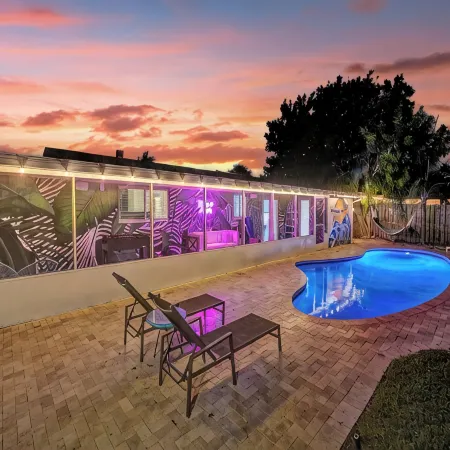 Beachside Haven with Pool & BBQ. 6 min to Beach